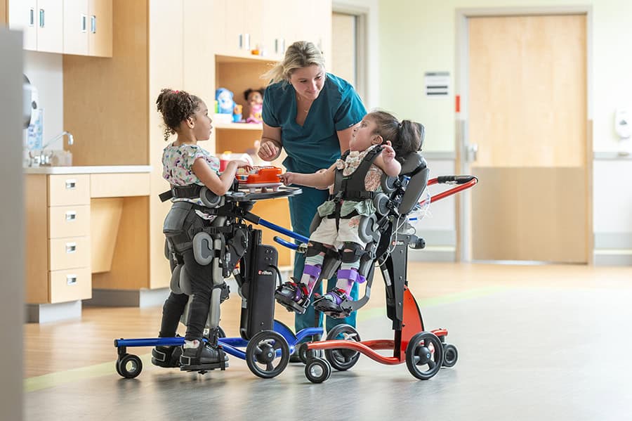 ترکیب ایستادهنگهدارنده (Standing Frame) و میز انطباقپذیر: گامی نو در استقلال کودکان